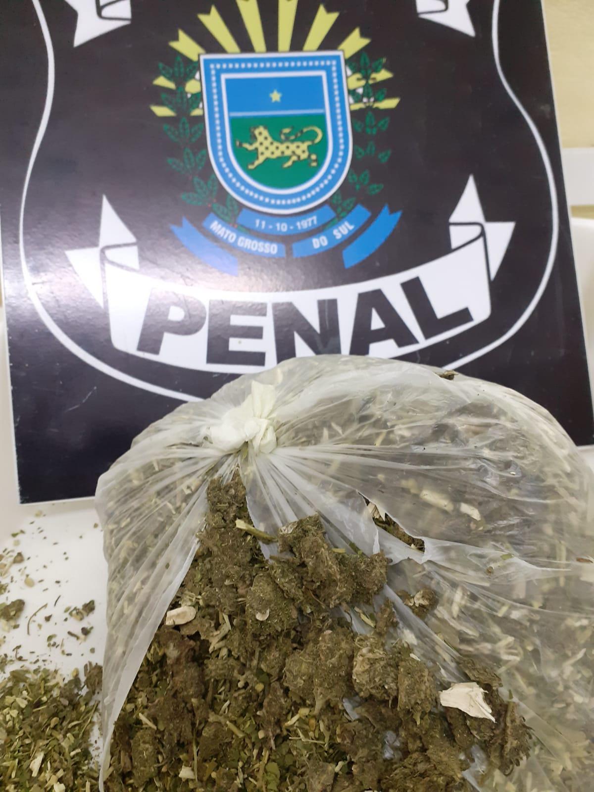Mulher que tentou entregar droga no presídio a mando de “Neguinho” é preso em Três Lagoas 