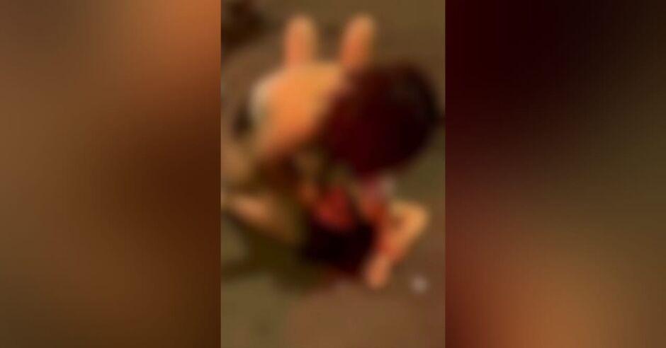 Mulheres saem na porrada em frente de conveniência de Campo Grande Mulheres saem na porrada em frente de conveniência de Campo Grande