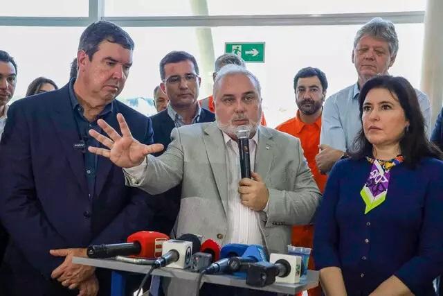 Presidente da Petrobras diz que visita é 1º passo da revitalização da UFN3 