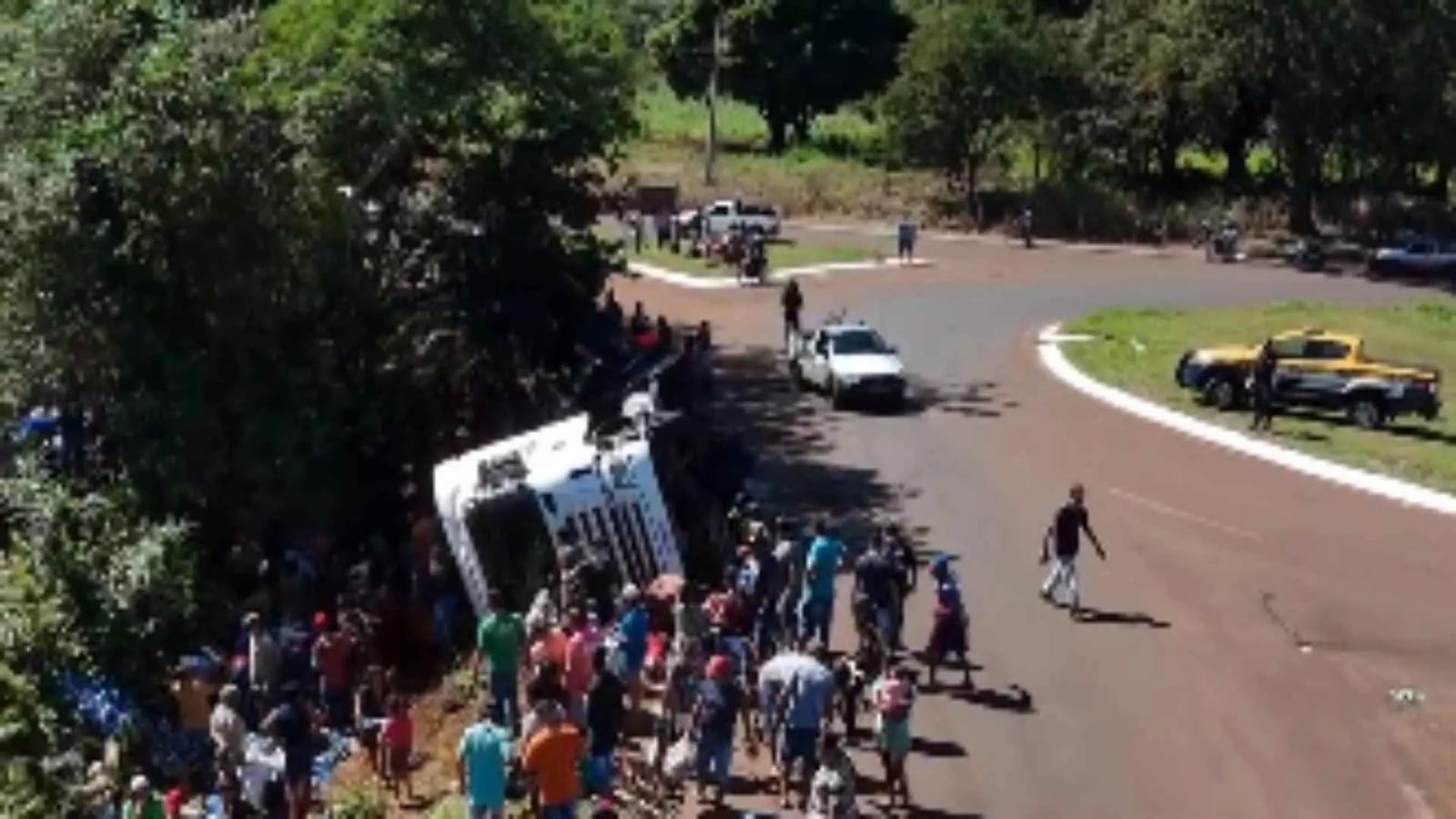 Saqueadores levaram 8 mil caixas de cerveja de carreta tombada em Dourados Saqueadores levaram 8 mil caixas de cerveja de carreta tombada em Dourados