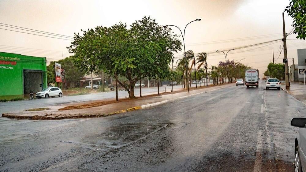 Semana começa com risco de chuva intensa em parte de MS 