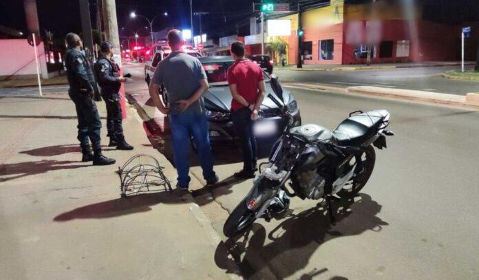 Motoentregador vai parar embaixo de carro após colisão no Santos Dumont