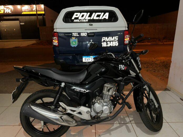 Motociclista que empinava moto foge da PM e após perseguição acaba preso 