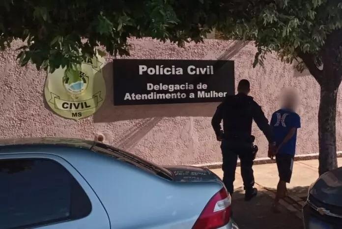 Agressor é preso depois de bater com pedaço de madeira e ameaçar mulher de morte Agressor é preso depois de bater com pedaço de madeira e ameaçar mulher de morte