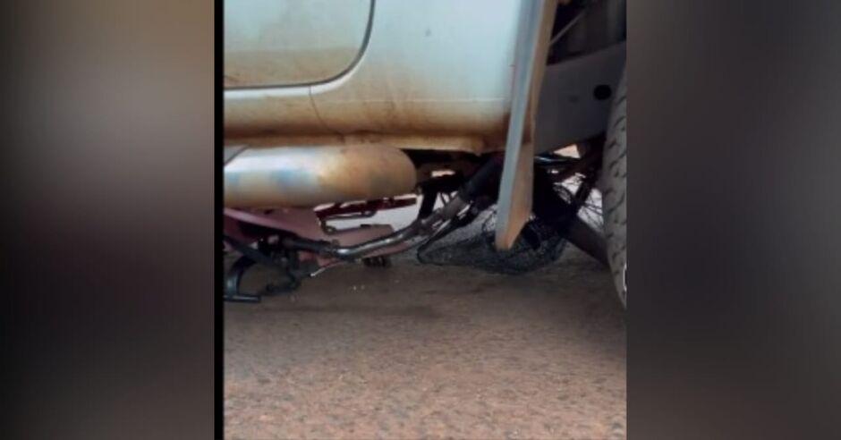 Caminhonete avança preferencial e atropela mulher e criança em bicicleta em Sidrolândia Caminhonete avança preferencial e atropela mulher e criança em bicicleta em Sidrolândia