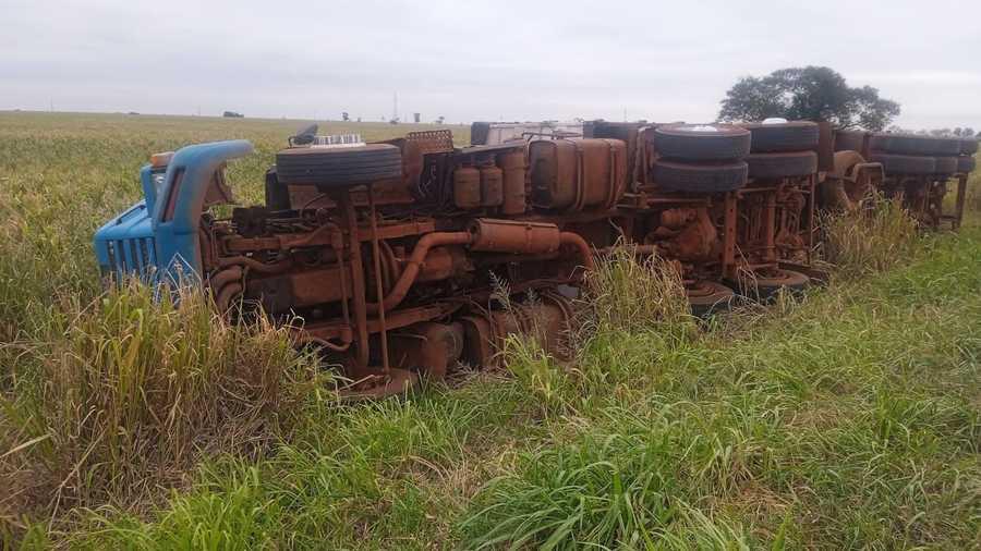 Carreta carregada de soja tomba entre Ivinhema e Nova Andradina