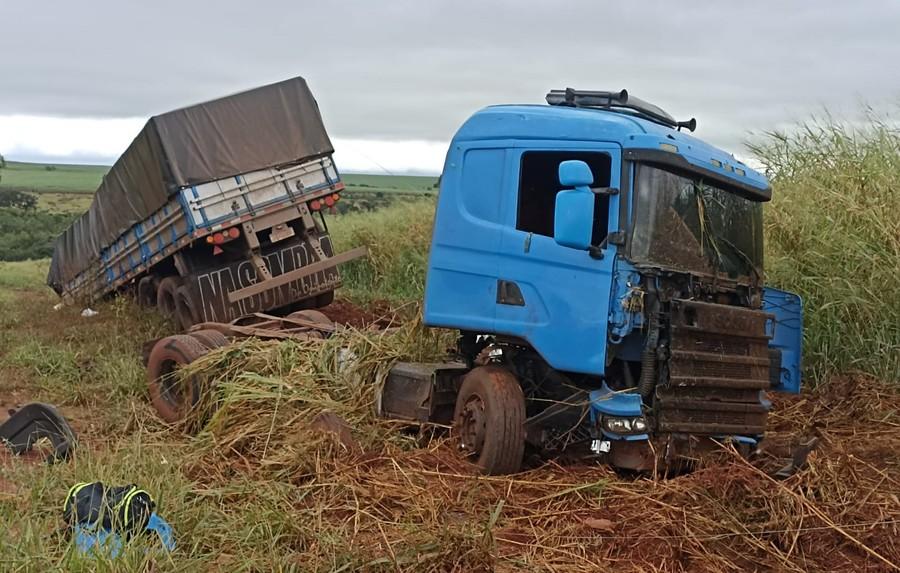 Condutor de carreta fica ferido em grave acidente entre Batayporã e Anaurilândia