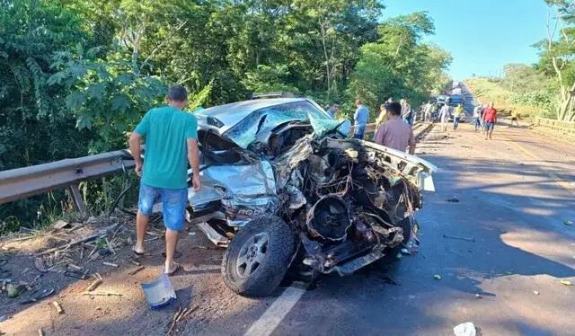 Em Paranaíba, um morre após carreta cair em ribanceira em acidente com 3 veículos 