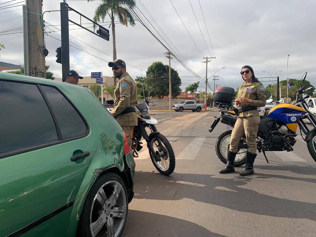 Gestante é socorrida pelo SAMU após acidente entre carro e caminhão 