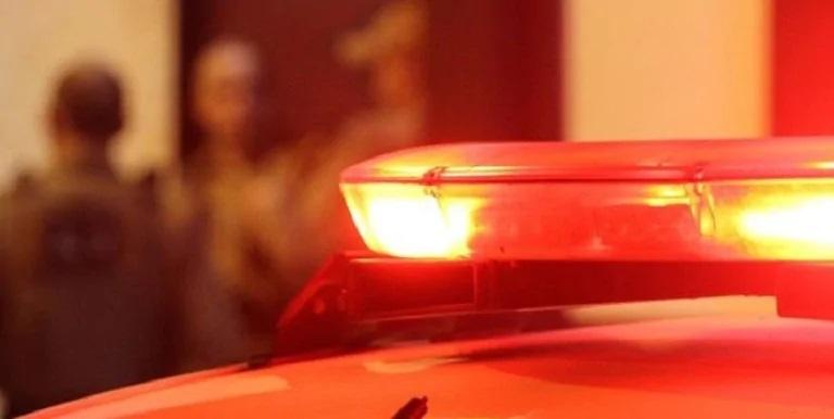Homem é espancado e jogado em buraco durante roubo de carro Homem é espancado e jogado em buraco durante roubo de carro