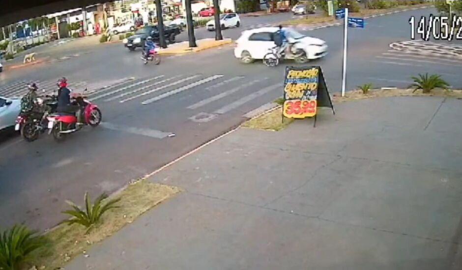 Jovem que estava em bicicleta elétrica “fura sinal” e bate em veículo no Jardim Alvorada 