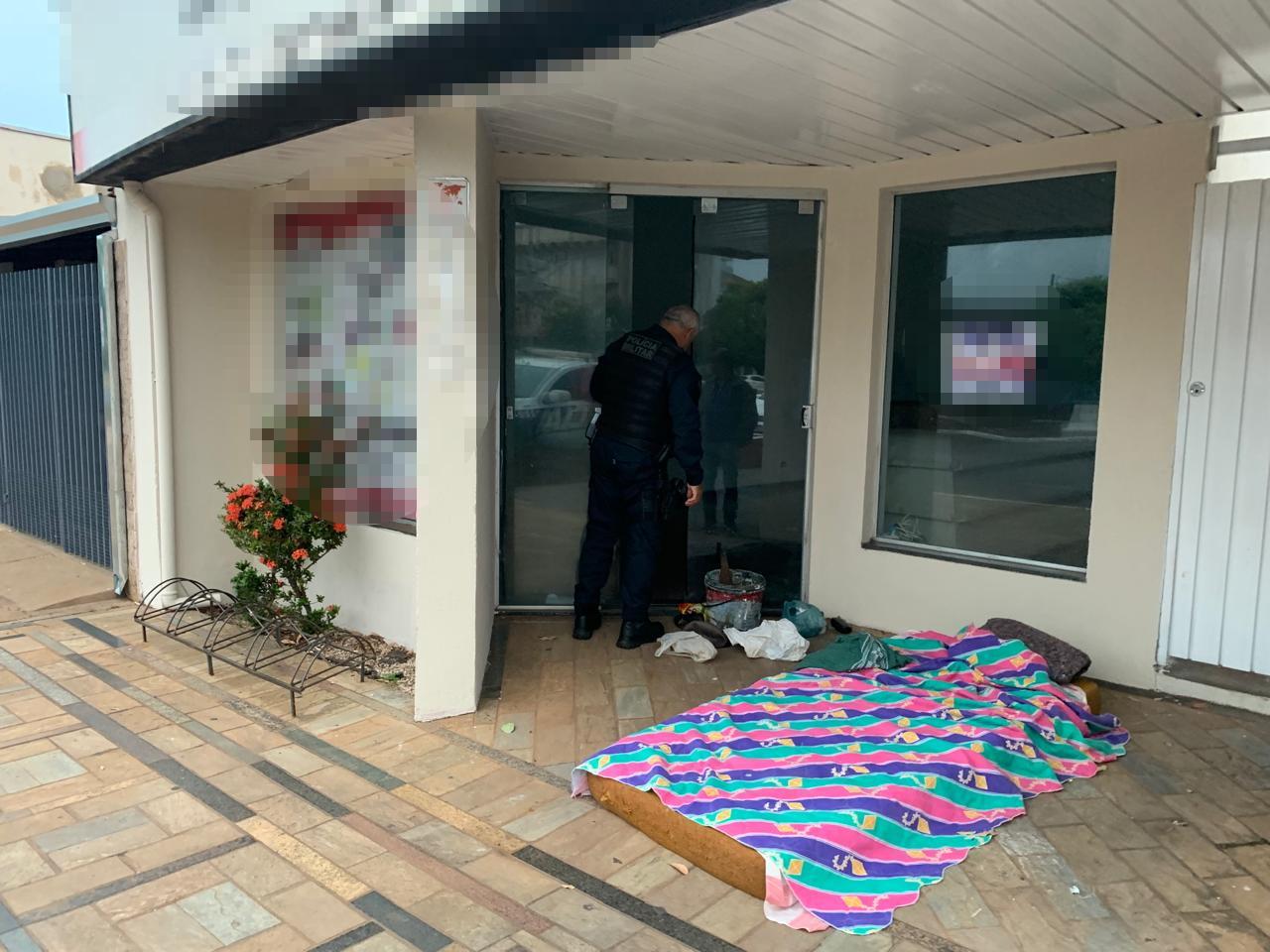 Ladrão “folgado” furta fios e deixa colchão no local do crime para dormir Ladrão “folgado” furta fios e deixa colchão no local do crime para dormir