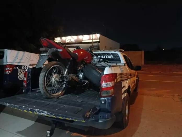 Moto furtada é encontrada abandonada em construção no Jardim Flamboyant Moto furtada é encontrada abandonada em construção no Jardim Flamboyant