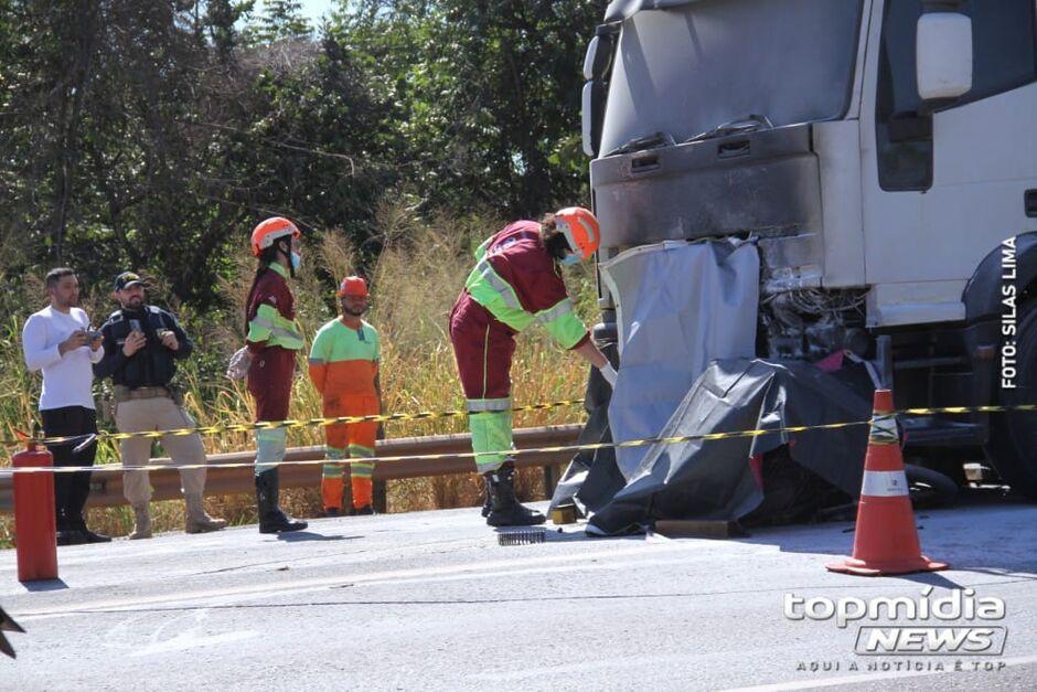 Motociclista morreu carbonizado em acidente com carreta na BR-163, em Campo Grande