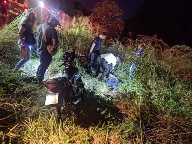 Motociclista perde controle da direção e é encontrado morto em meio a vegetação Motociclista perde controle da direção e é encontrado morto em meio a vegetação
