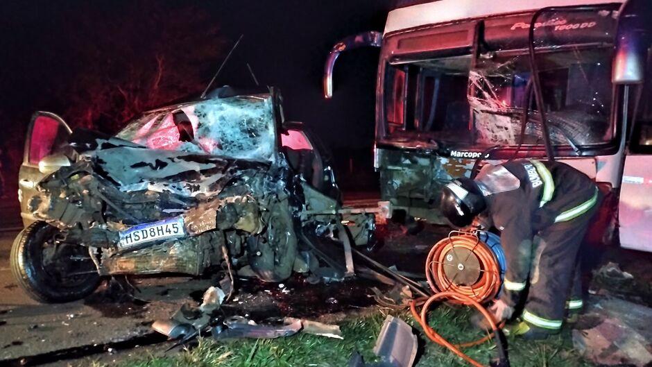 Ônibus universitário e carro se chocam e um morre em Dourados