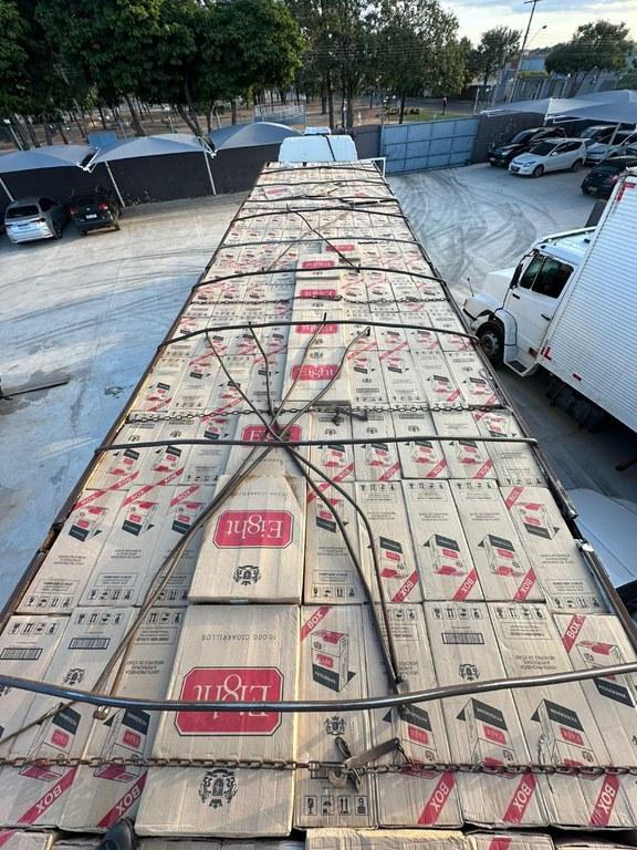 PF apreende carreta carregada com cigarros em Três Lagoas