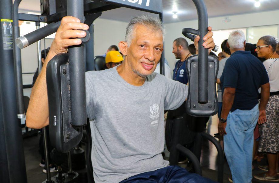 Prefeitura entrega academia e nova van adaptada para APAE Prefeitura entrega academia e nova van adaptada para APAE