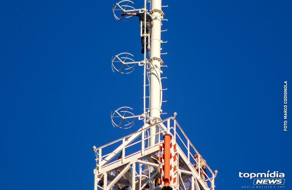 Rapaz é resgatado pelos Bombeiros após escalar torre de televisão em Campo Grande