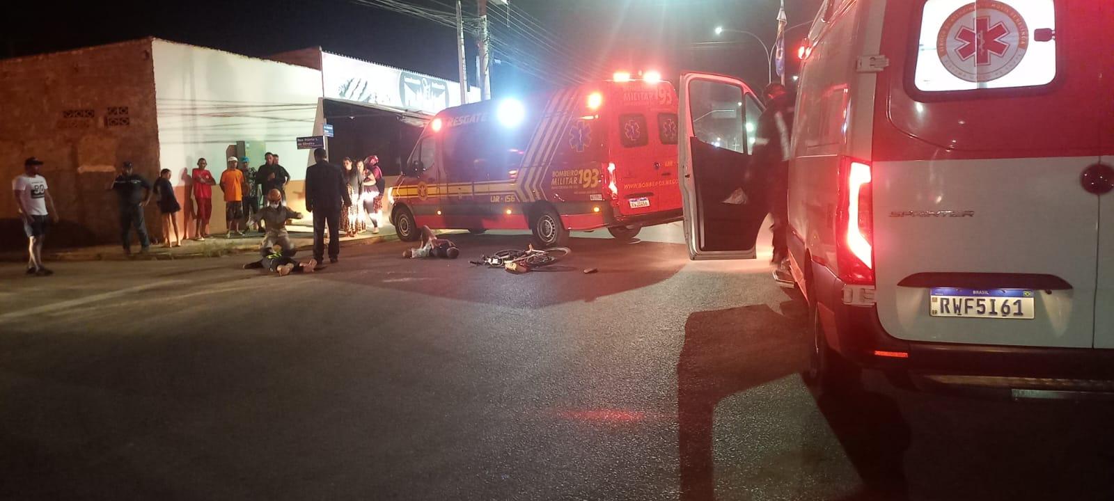 Adolescentes em “bike” motorizada ficam gravemente feridos após serem atropelados por ônibus 