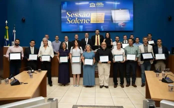 Câmara Municipal de Três Lagoas inicia semana com homenagens