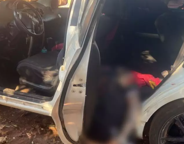Casal é morto dentro de carro a tiros de pistola, na fronteira Casal é morto dentro de carro a tiros de pistola, na fronteira