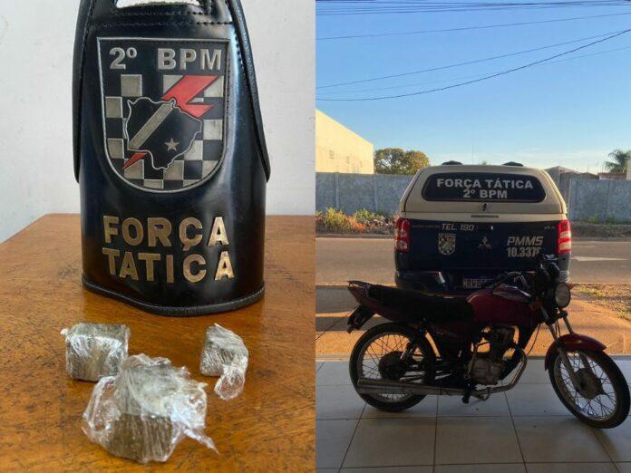 Dupla em moto tenta fugir, mas são presos pela Força Tática com porções de maconha