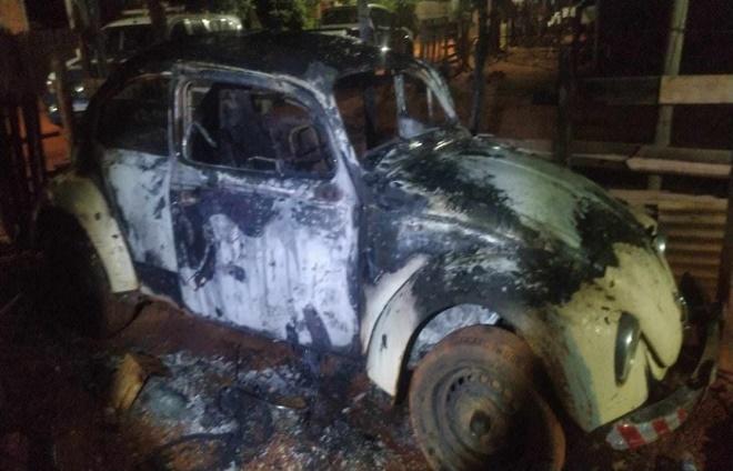 Em Água Clara, indivíduo coloca fogo em Fusca de casal e foge