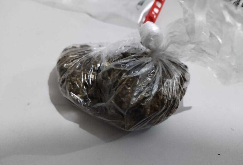 Interno é flagrado tentando entrar em semiaberto com droga escondida no ânus Interno é flagrado tentando entrar em semiaberto com droga escondida no ânus