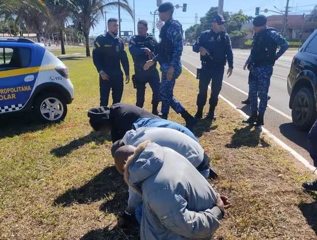 Ladrões se passam por policiais e fazem família refém 
