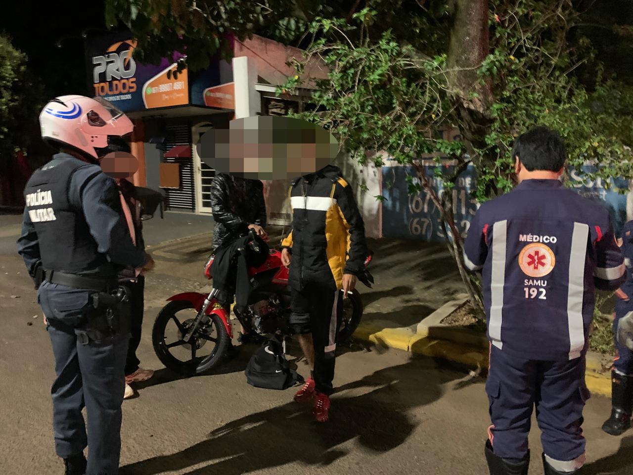 Moto entregador bate em moto e SAMU é acionado no Centro de Três Lagoas Moto entregador bate em moto e SAMU é acionado no Centro de Três Lagoas
