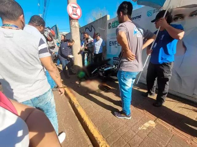 Motociclista bate contra poste e morre na Zahran Motociclista bate contra poste e morre na Zahran