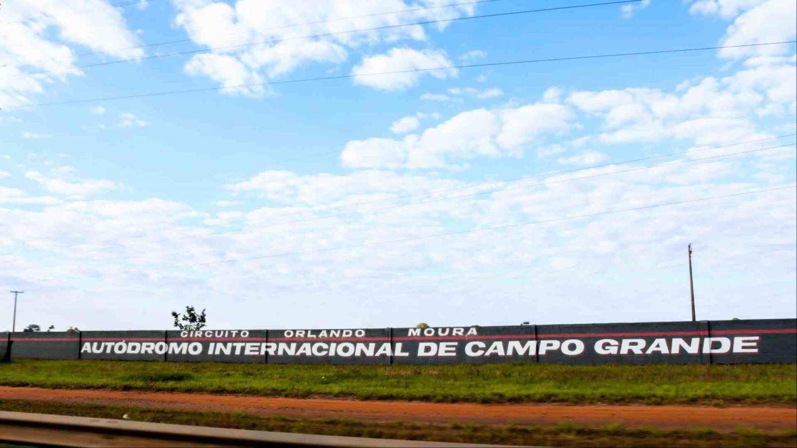 Motociclista de 20 anos morre durante evento de manobras de influenciador no Autódromo de Campo Grande