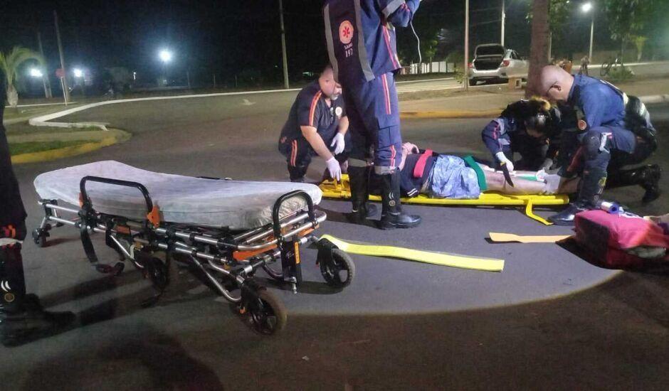 Motociclista perde o controle, cai e quebra o pé, no centro de Três Lagoas