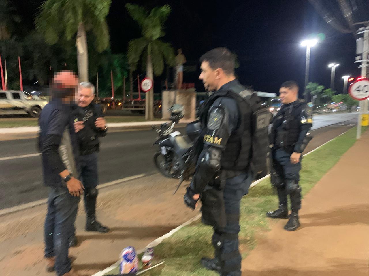 Mulher se assusta com “flanelinha”, passa no sinal vermelho e aciona a Polícia Militar