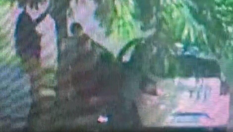 No 'rala-e-rola' casal é flagrado por câmeras de segurança no meio da rua