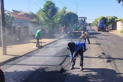 Prefeitura realiza poda de árvores em vias que receberão pavimentação no Bairro Santa Terezinha