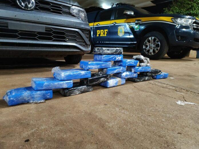 PRF apreende cocaína e haxixe escondida em veículo durante abordagem PRF apreende cocaína e haxixe escondida em veículo durante abordagem
