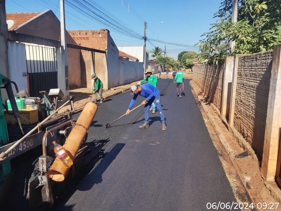 SEINTRA realiza recapeamento em 3 km de ruas do bairro Santa Terezinha SEINTRA realiza recapeamento em 3 km de ruas do bairro Santa Terezinha