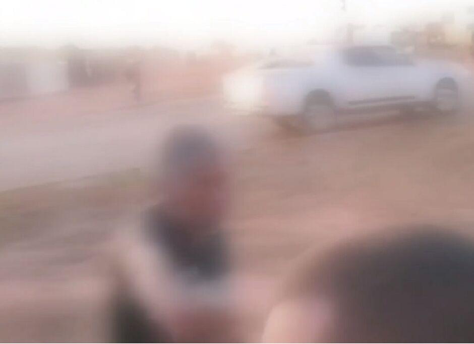 'Tiozão' morador de rua faz repórter rodopiar 360º em live em Ribas do Rio Pardo