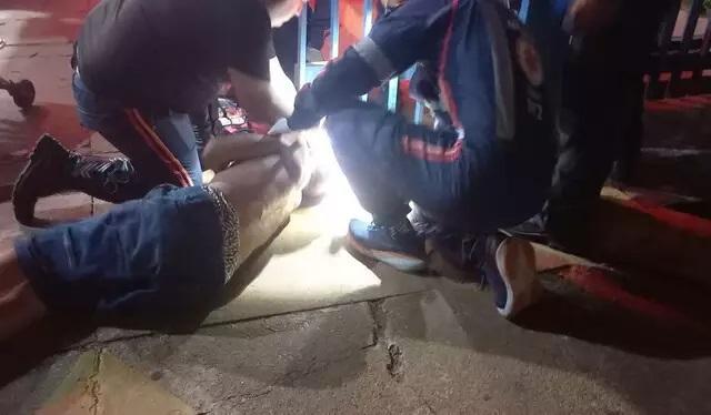 Homem se finge de morto e escapa de assaltante ao sair de boate Homem se finge de morto e escapa de assaltante ao sair de boate