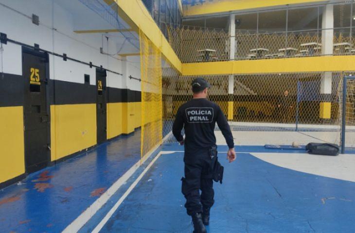 Policial penal flagra drone lançando cocaína no presídio