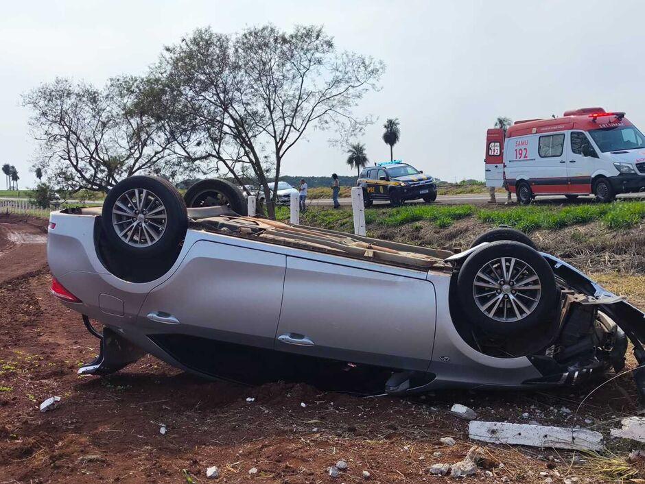 A caminho do médico, mãe se distrai no volante e capota na BR-262, em Terenos
