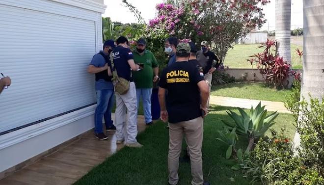 Acusada de estrangular e queimar marido policial em SC é presa na fronteira com MS