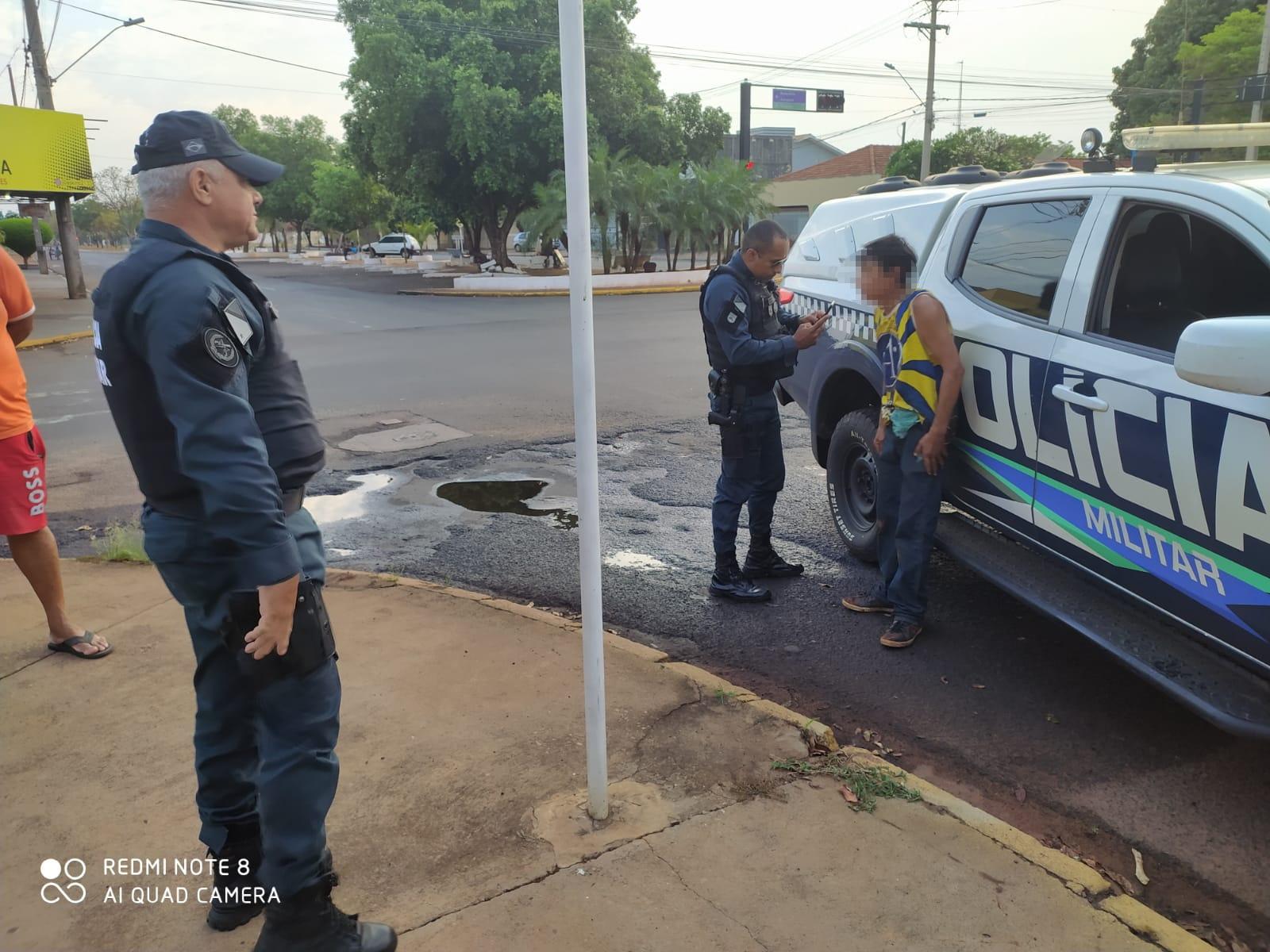 Bêbado e armado com foice, homem é abordado pela PM de Três Lagoas no bairro Vila Nova Bêbado e armado com foice, homem é abordado pela PM de Três Lagoas no bairro Vila Nova
