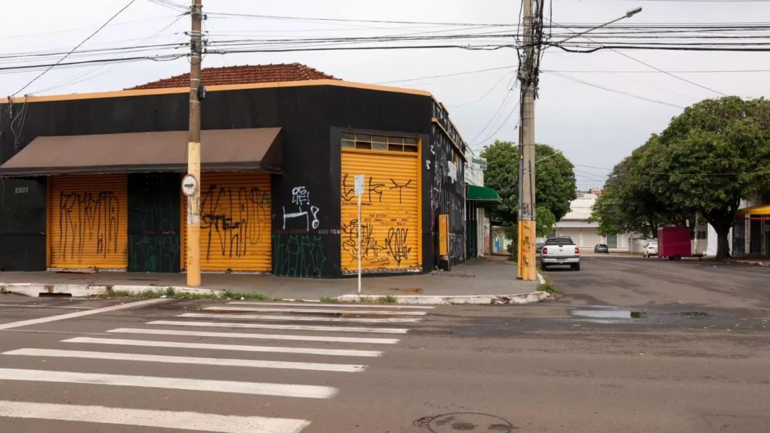 Cantor foi esfaqueado no tórax e carro cercado por criminosos durante socorro em Campo Grande