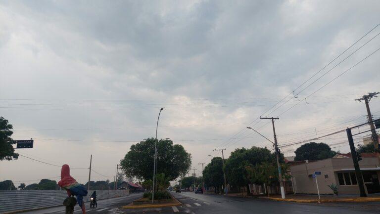 Chuva e ventos fortes permanecem neste sábado em Três Lagoas Chuva e ventos fortes permanecem neste sábado em Três Lagoas