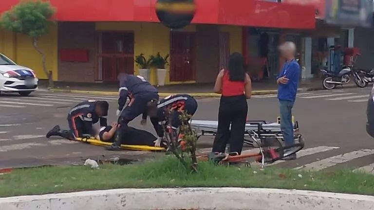 Ciclista avança "sinal vermelho" e provoca acidente no Centro de Três Lagoas Ciclista avança