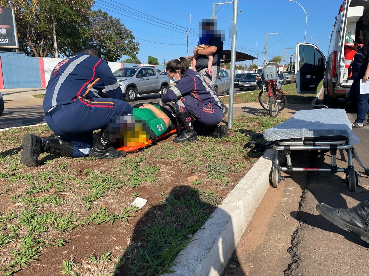 Criança de 3 anos sai ilesa em acidente registrado entre bicicleta e caminhonete no Centro de Três Lagoas 