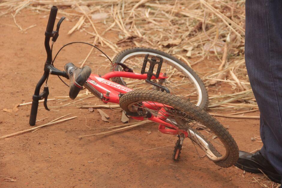 Criança pula e caminhão de coleta passa por cima de bicicleta no Nova Campo Grande